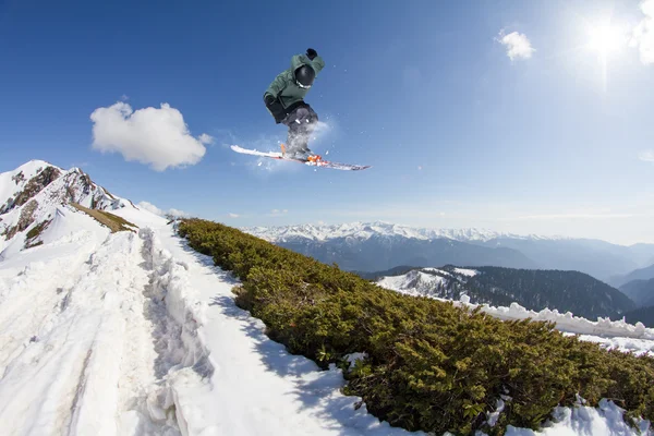 山、極端なジャンプのスキーヤー。冬のスポーツ. — ストック写真