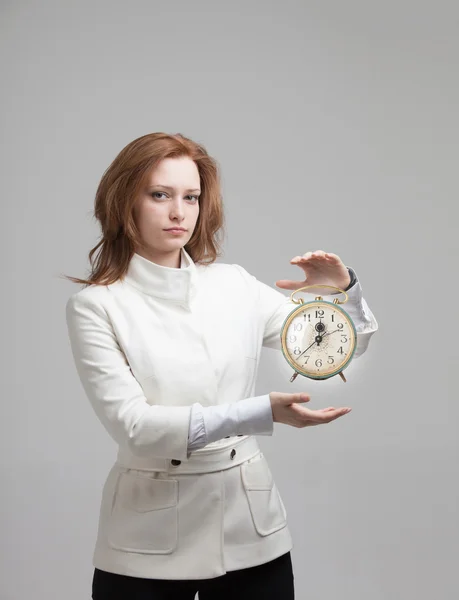 Attraktive Geschäftsfrau zeigt Uhr — Stockfoto