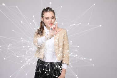 Küresel ağ bağlantı kavramı, fütüristik arabirimiyle çalışan kadın.