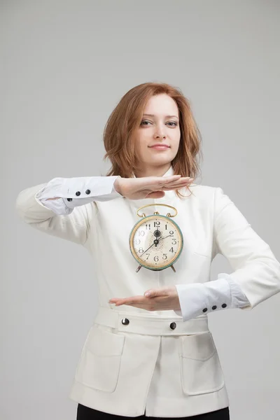 Attraente donna d'affari che mostra orologio — Foto Stock