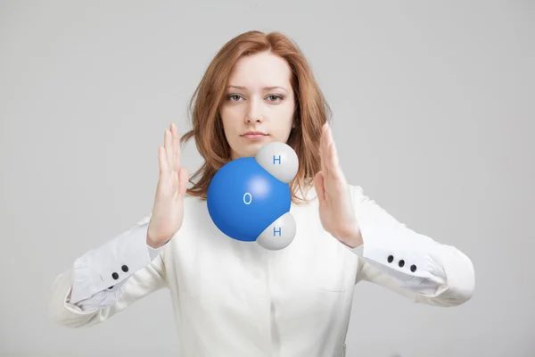 Mujer joven científica con modelo de molécula de agua . — Foto de Stock