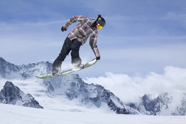 Így ugrik, extrém hegyi freeride snowboardos. — Stock Fotó