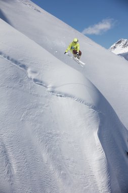 Dağlarda uçan kayakçı. Sıra dışı spor.