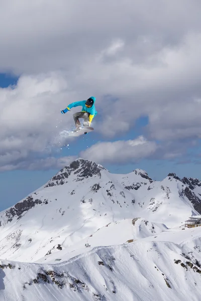 Maken van springen, extreme berg freeride snowboarder. — Stockfoto