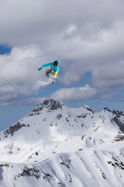 Atlamak, aşırı dağ freeride yapmadan snowboarder. — Stok fotoğraf