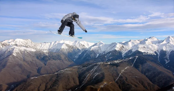 Snowboarder haciendo salto, freeride de montaña extrema . — Foto de Stock