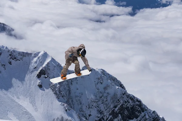 Maken van springen, extreme berg freeride snowboarder. — Stockfoto