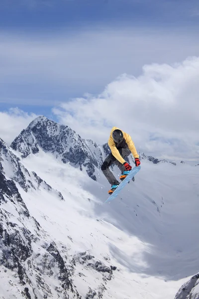 Snowboardista, takže skok, extrémní horské freeride. — Stock fotografie