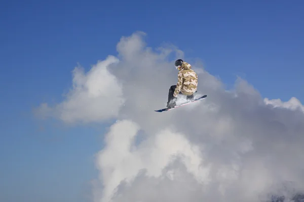 Snowboarder haciendo salto, freeride de montaña extrema . — Foto de Stock