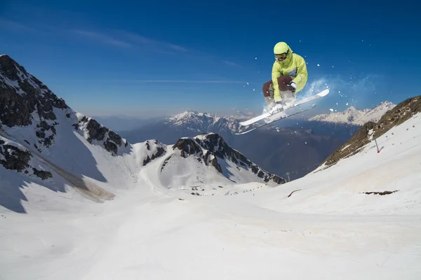 Flygande skidåkare på fjället. Extrem sport. — Stockfoto