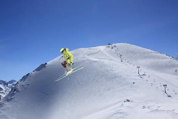 Vliegende skiër op de bergen. Extreme sport. — Stockfoto