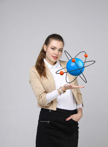 Nő tudós atom modell, kutatási koncepció — Stock Fotó
