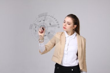 Geleceğin teknolojisi. Fütüristik arabirimiyle çalışan kadın