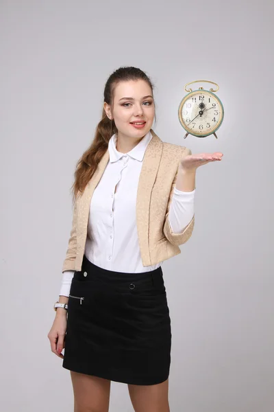 Femme d'affaires attrayante montrant horloge — Photo