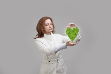 Yeşil bitki kalp onun elinde tutan kadın