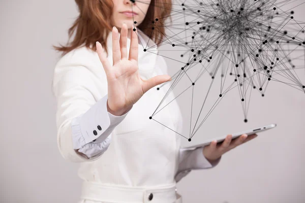 Globális hálózati kapcsolat fogalma, futurisztikus felülettel dolgozó nő. — Stock Fotó