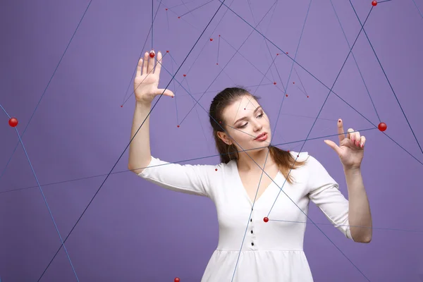 Chica joven trabajando con pantalla virtual — Foto de Stock