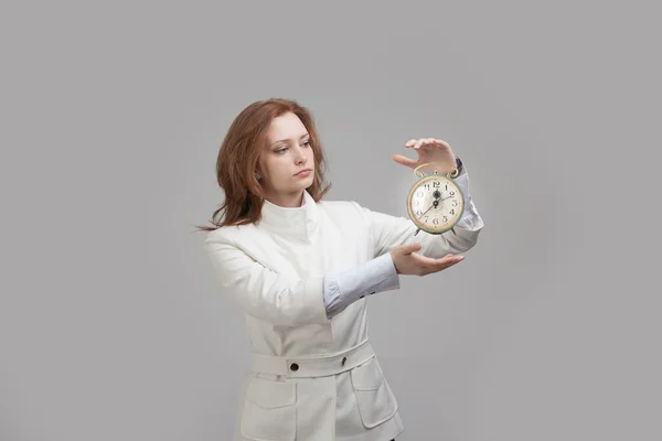 Attraktive Geschäftsfrau zeigt Uhr — Stockfoto