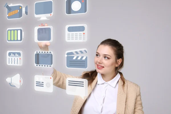 Mujer presionando el tipo de alta tecnología de los botones multimedia modernos sobre un fondo virtual — Foto de Stock