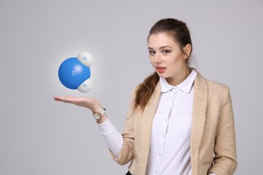 Su molekülü modeli olan genç kadın bilim adamı.