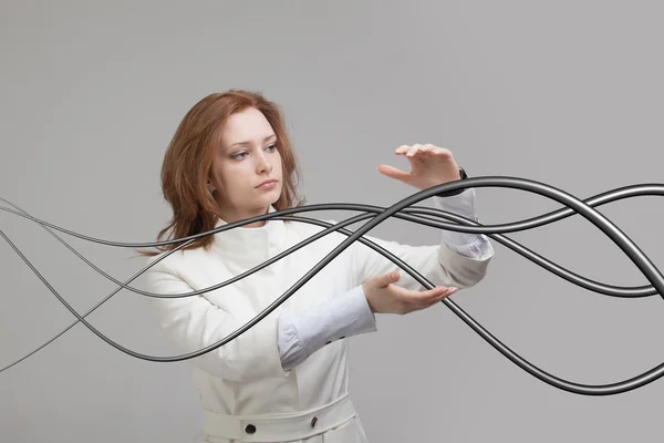 Vrouw met elektrische kabels of draden, gebogen lijnen — Stockfoto