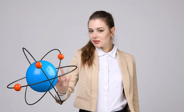 Femme scientifique avec modèle atome, concept de recherche — Photo