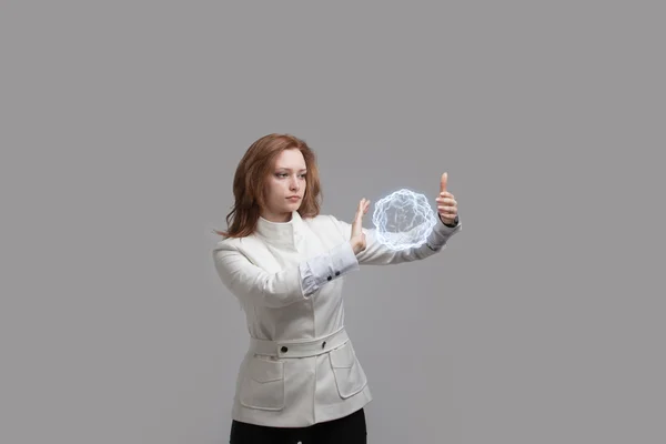 Mulher com brilhante bola de energia mágica . — Fotografia de Stock