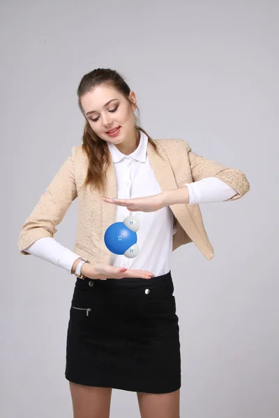 Mujer joven científica con modelo de molécula de agua . —  Fotos de Stock