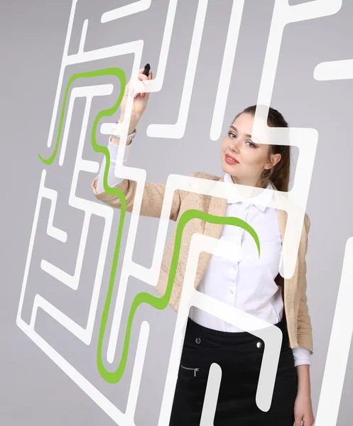 Junge Frau findet die Labyrinth-Lösung und schreibt auf Whiteboard. — Stockfoto