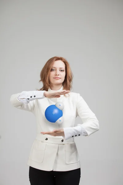 Mujer joven científica con modelo de molécula de agua . — Foto de Stock