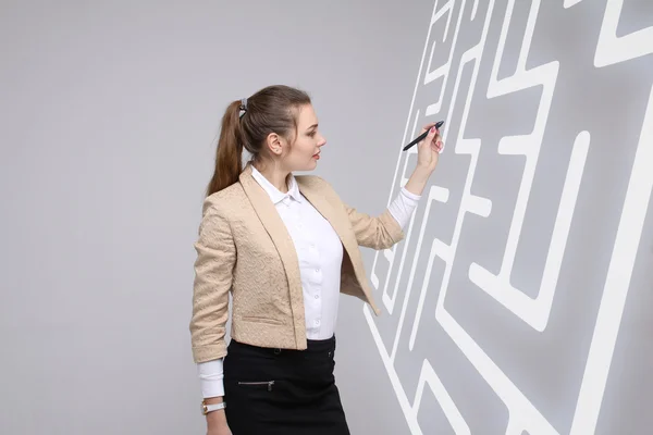 Jonge vrouw vinden van de oplossing van de doolhof, schrijven op het whiteboard. — Stockfoto