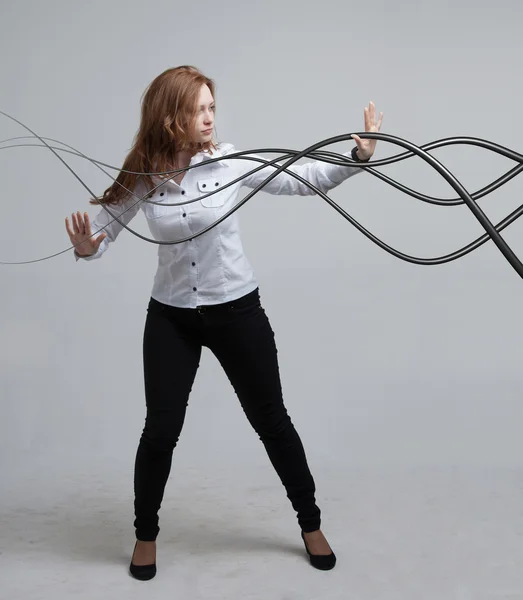 Femme avec câbles ou fils électriques, lignes courbes — Photo