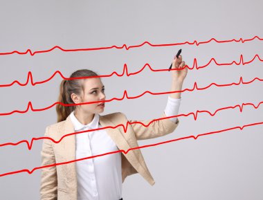 Doktor kadın ve kardiyogram hatları