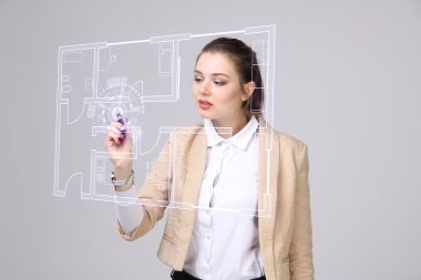 kadın mimar bir sanal daire planı ile çalışma
