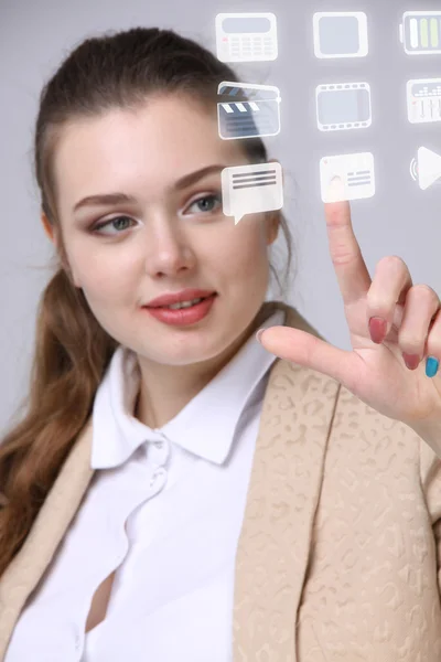 Vrouw op high-tech soort moderne multimediatoetsen op een virtuele achtergrond te drukken — Stockfoto