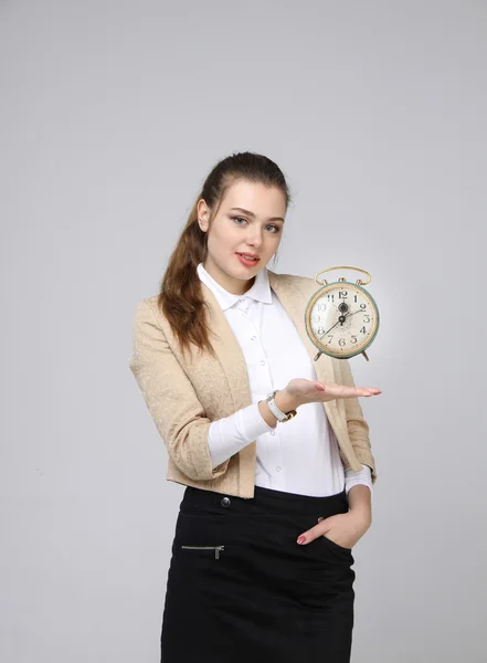 Empresária atraente mostrando relógio — Fotografia de Stock
