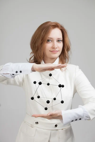 Mulher cientista segurando modelo de molécula ou rede de cristal . — Fotografia de Stock