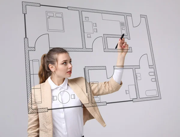 Женщина-архитектор, работающая с виртуальной квартирой — стоковое фото