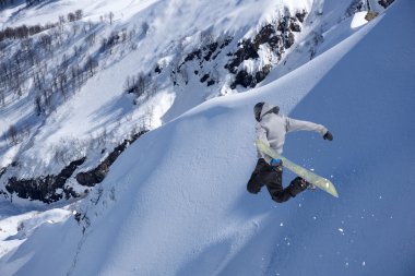 Dağlardaki atlama snowboard. Aşırı spor.