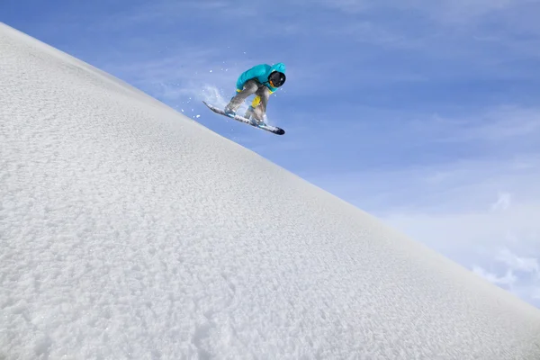 Snowboarder saltando sobre montañas. Deporte extremo . — Foto de Stock