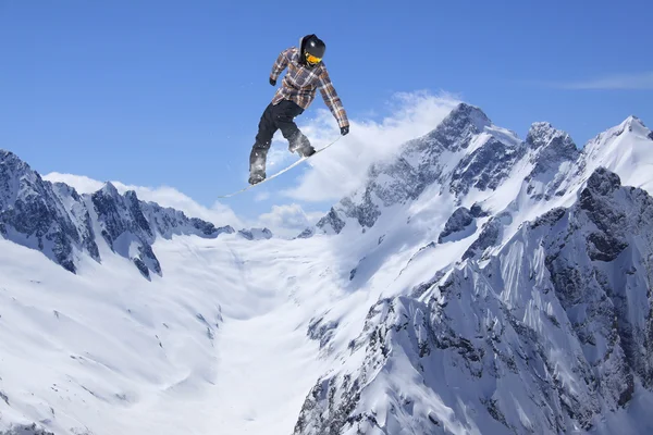 Snowboardzista skoki na góry. Sport ekstremalny. — Zdjęcie stockowe