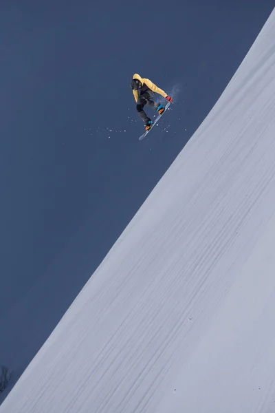 Dağlardaki atlama snowboard. Aşırı spor. — Stok fotoğraf