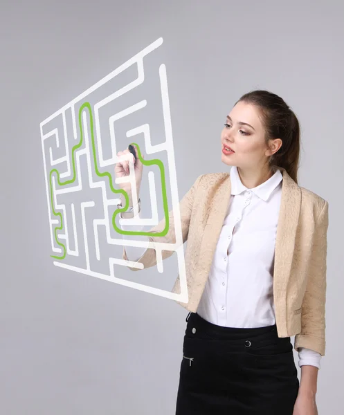 Junge Frau findet die Labyrinth-Lösung und schreibt auf Whiteboard. — Stockfoto