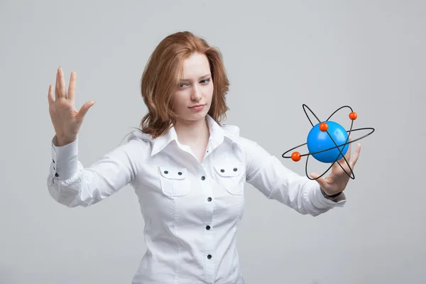 Kobieta Naukowiec atom model, koncepcji badań — Zdjęcie stockowe