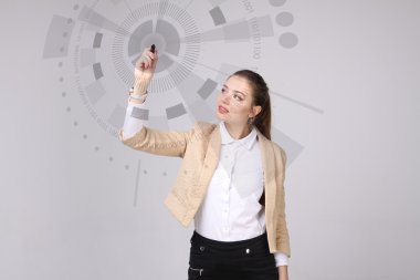 Geleceğin teknolojisi. Fütüristik arabirimiyle çalışan kadın