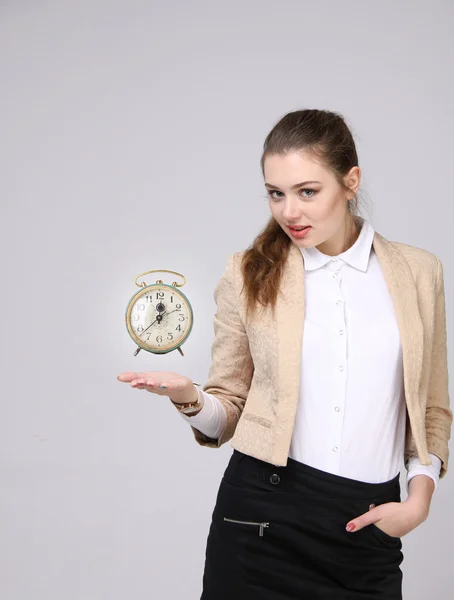 Empresária atraente mostrando relógio — Fotografia de Stock