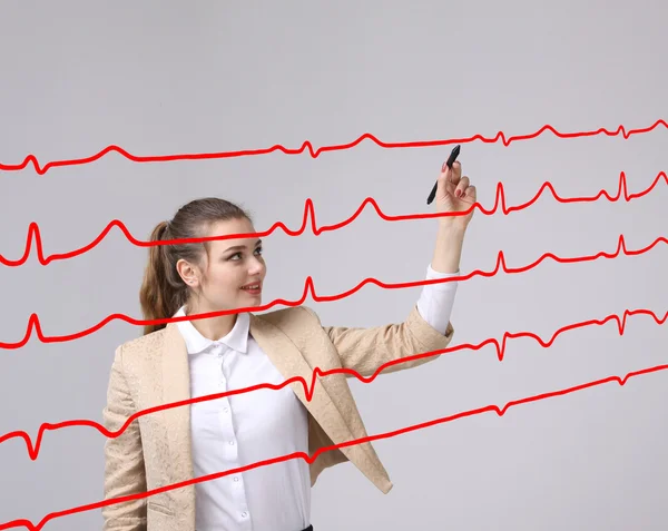 Врач женщина и кардиограмма линии — стоковое фото