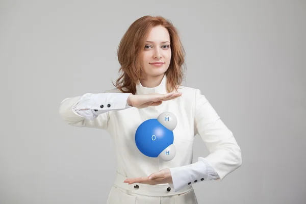 Mujer joven científica con modelo de molécula de agua . —  Fotos de Stock