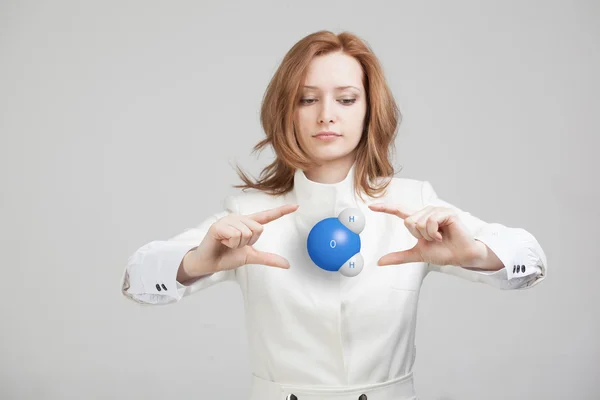 Jovem cientista com modelo de molécula de água . — Fotografia de Stock