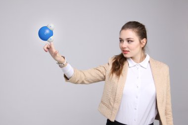 Su molekülü modeli olan genç kadın bilim adamı.